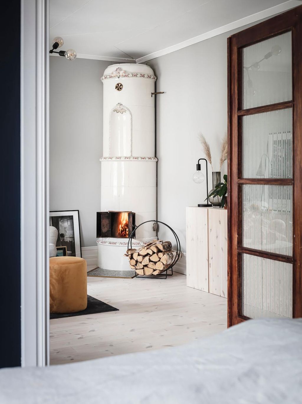 Yksinkertainen syvänsininen makuuhuone